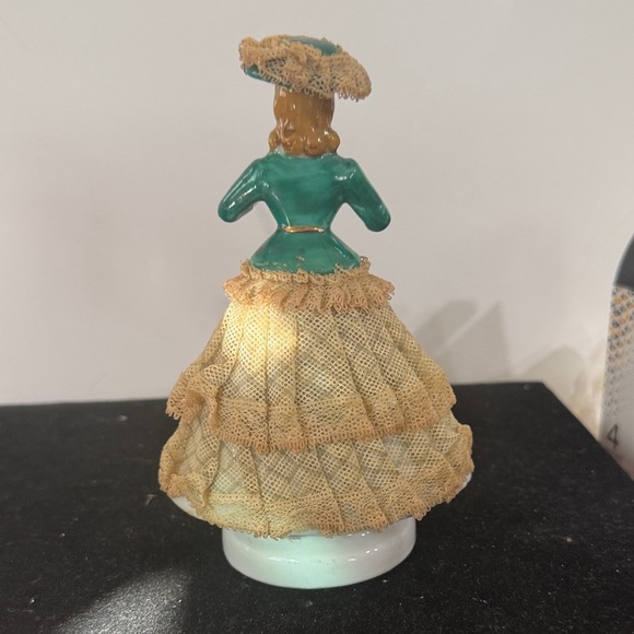 Elegant Vintage Royal Japan hand, painted dancing Lady Figurine in Green and Tan - Picture 3 of 8